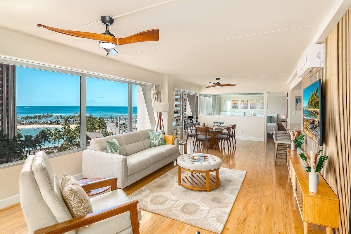 Condo in Honolulu · ★4.88 · 2 bedrooms · 4 beds · 2 private baths - Photo 3