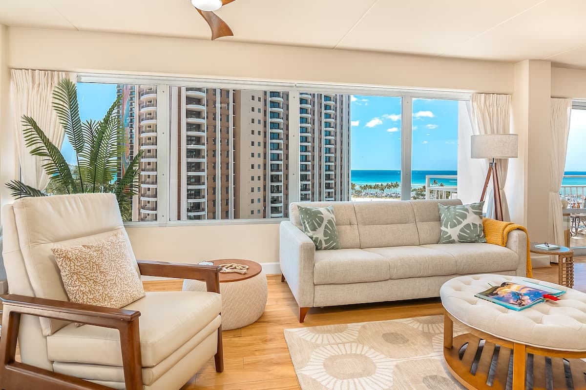 Condo in Honolulu · ★4.88 · 2 bedrooms · 4 beds · 2 private baths - Photo 5