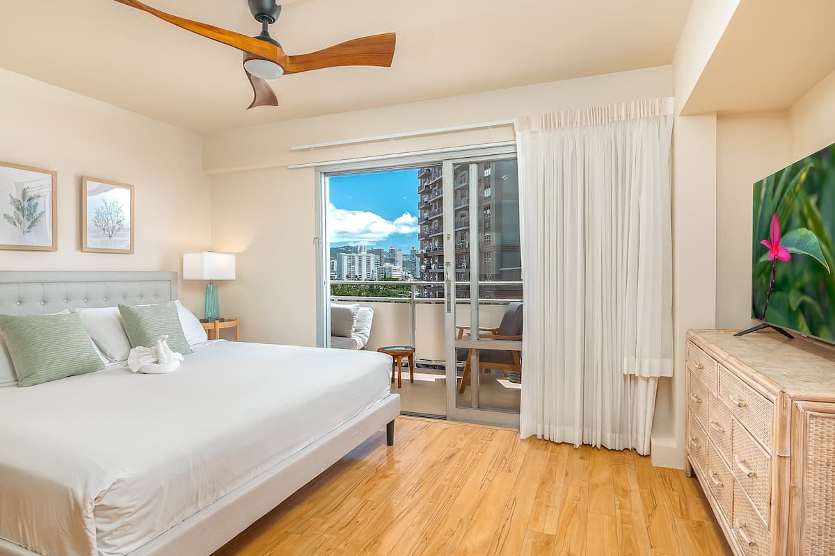 Condo in Honolulu · ★4.88 · 2 bedrooms · 4 beds · 2 private baths - Photo 1