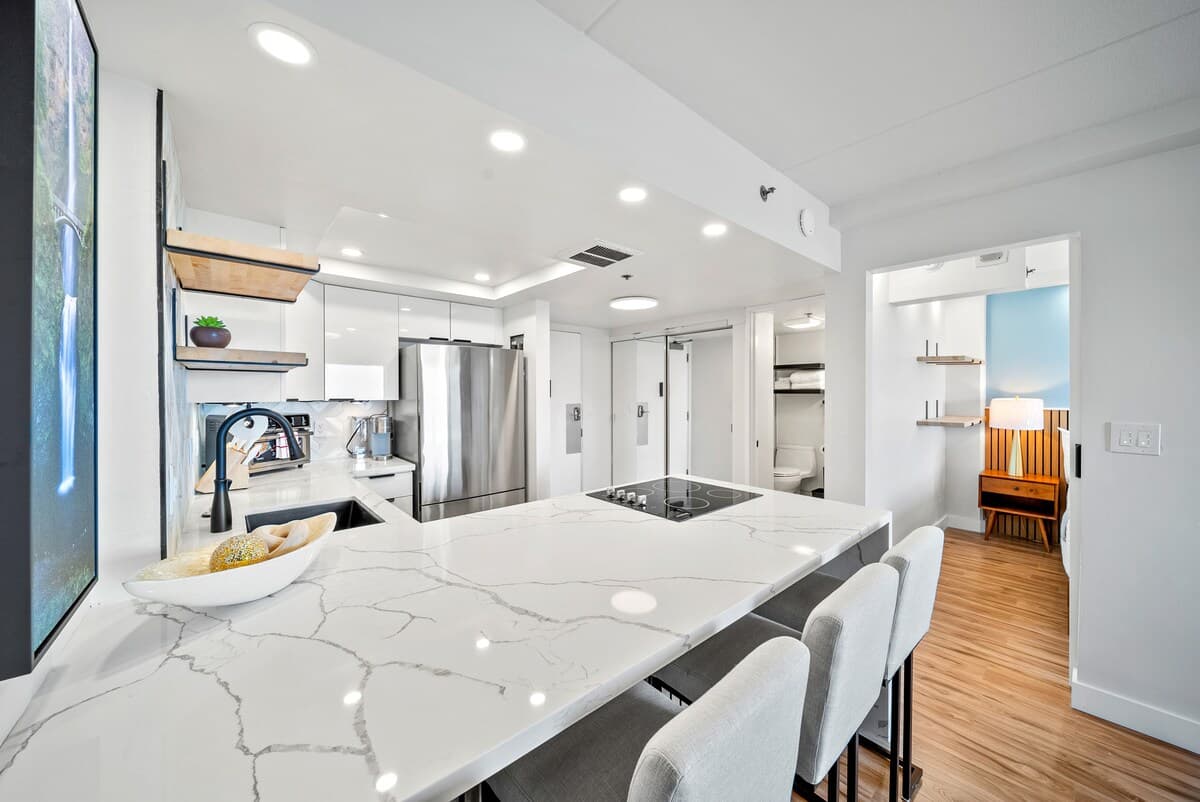 Renovated Ocean View 1 bdrm Unit @ the Ilikai - Photo 2