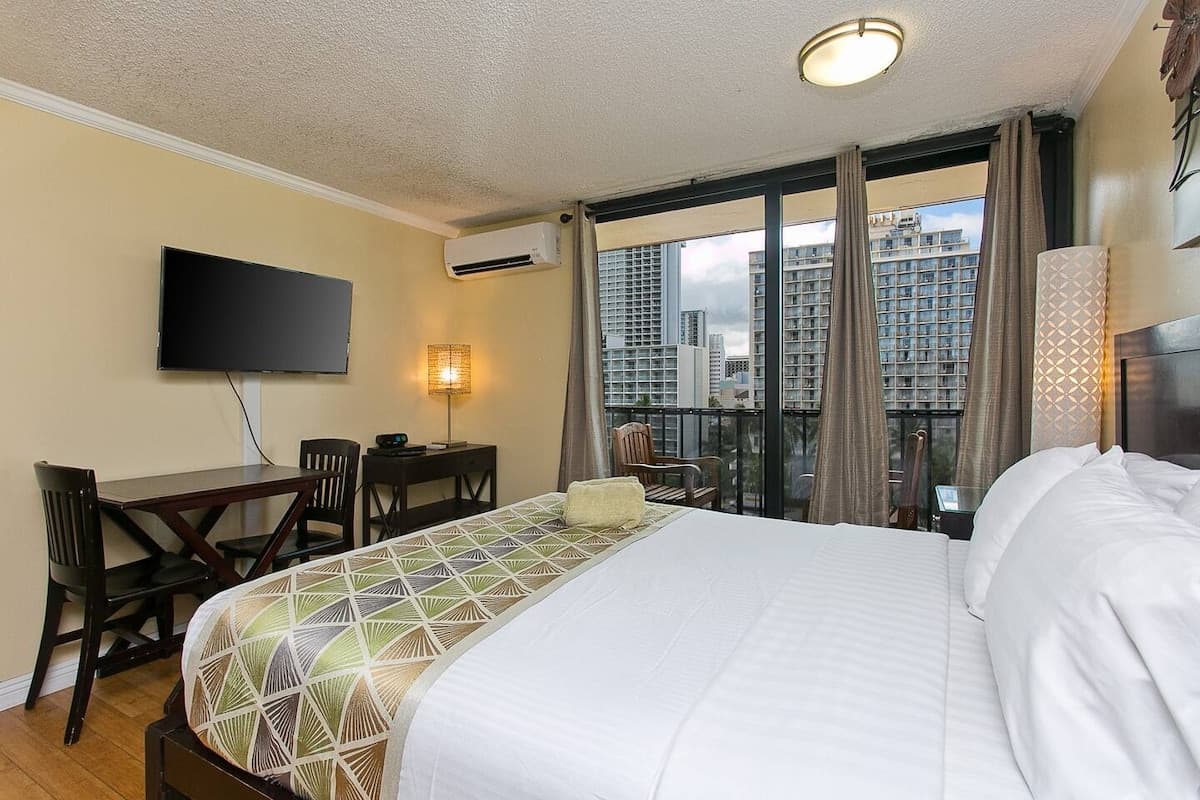 Bamboo 1005 Central Waikiki Queen Studio,Pool,AC - Photo 2