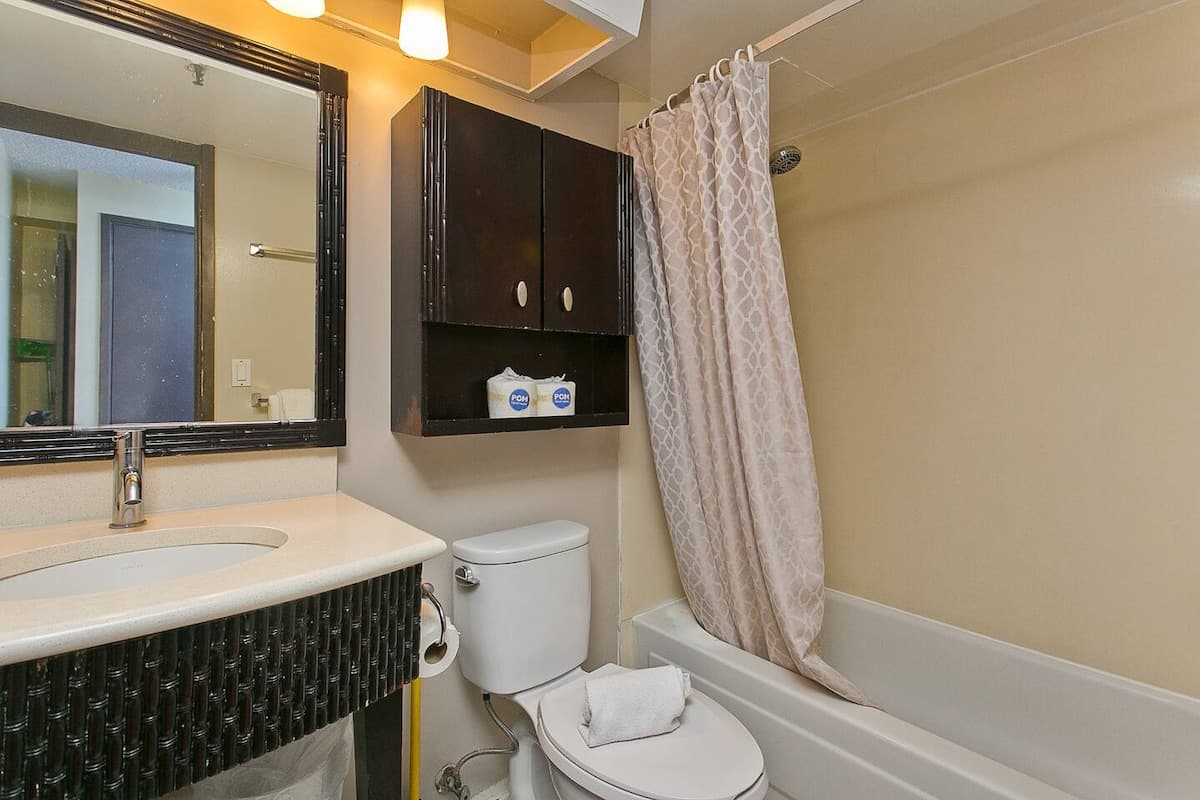 Bamboo 1005 Central Waikiki Queen Studio,Pool,AC - Photo 5