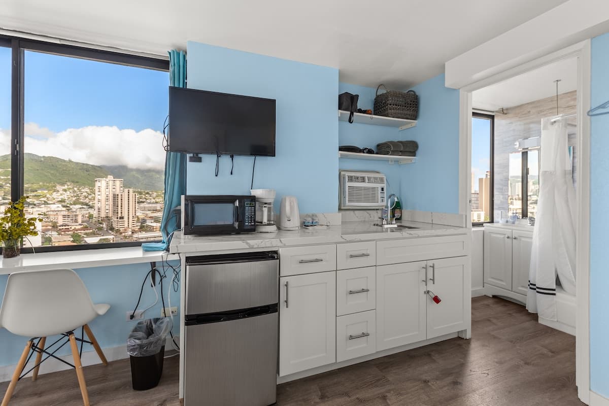 Renovated High Floor Sweet Home in Waikiki - Photo 3