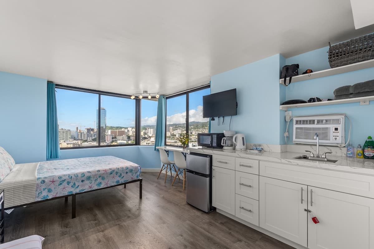 Renovated High Floor Sweet Home in Waikiki - Photo 1