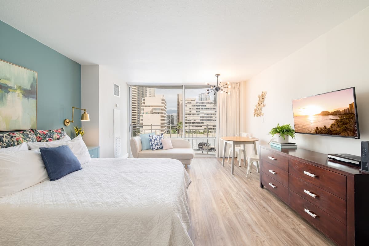 Condo in Honolulu · ★4.84 · Studio · 1 bed · 1 private bath - Photo 1