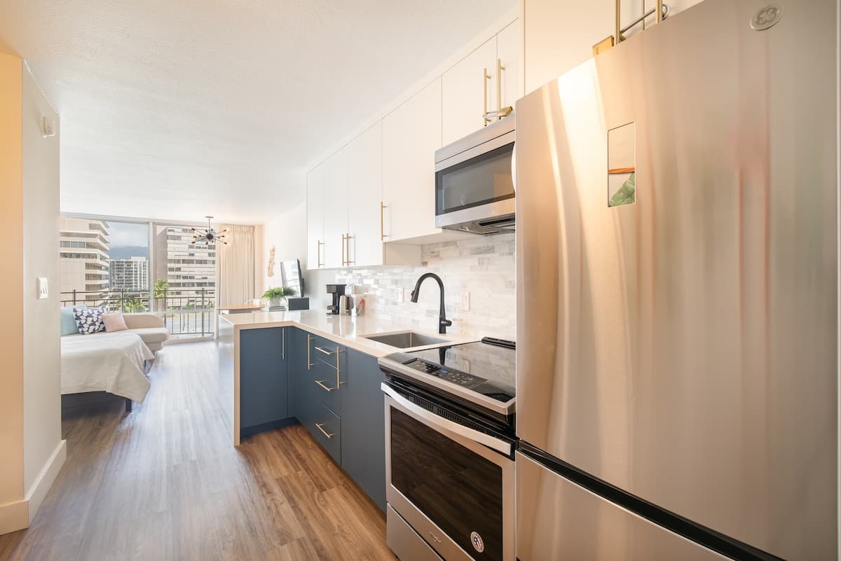 Condo in Honolulu · ★4.84 · Studio · 1 bed · 1 private bath - Photo 4