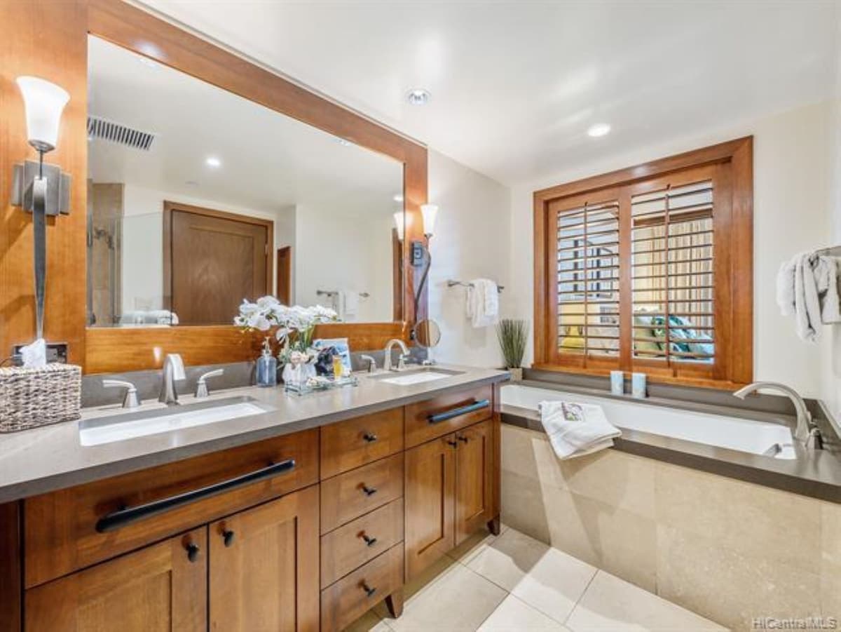 Condo in Kapolei · ★4.95 · 2 bedrooms · 5 beds · 2 private baths - Photo 4