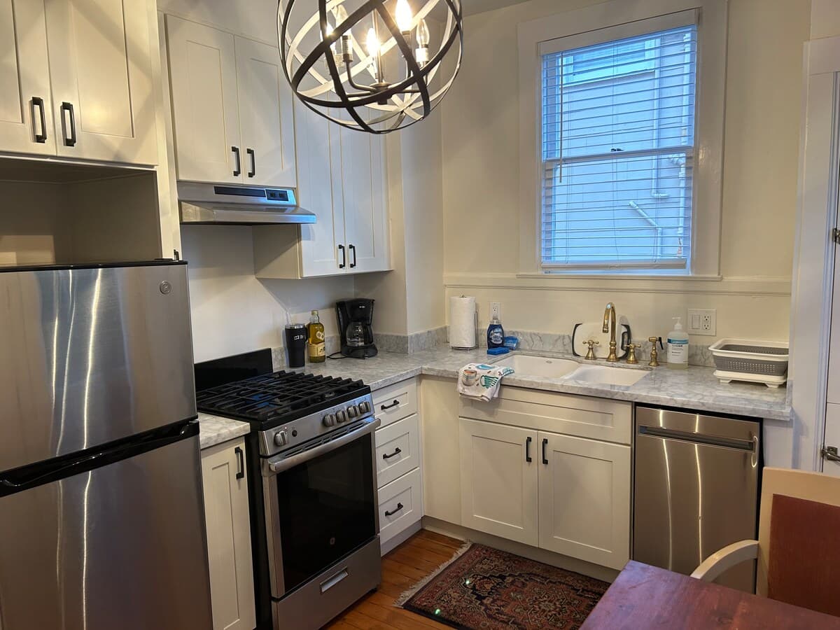 Spacious N. Berkeley Classic with Modern Comfort - Photo 4