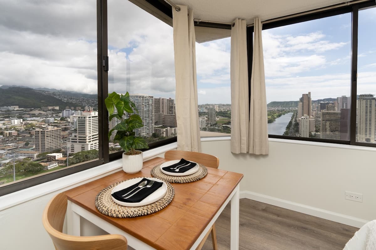 Condo in Honolulu · ★4.76 · 1 bedroom · 1 bed · 1 shared bath - Photo 4