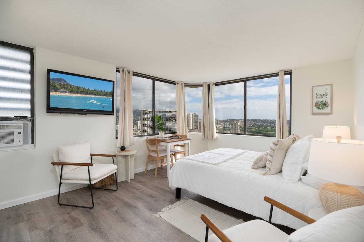 Condo in Honolulu · ★4.76 · 1 bedroom · 1 bed · 1 shared bath - Photo 1