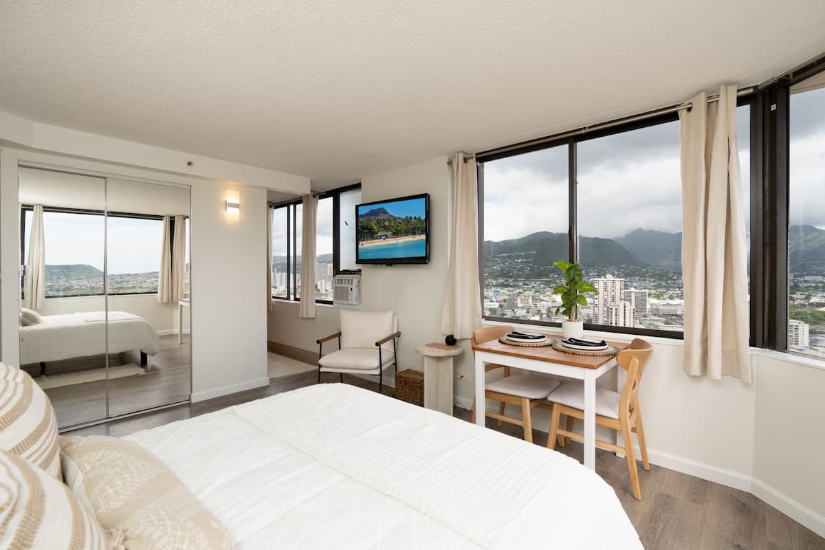 Condo in Honolulu · ★4.76 · 1 bedroom · 1 bed · 1 shared bath - Photo 3