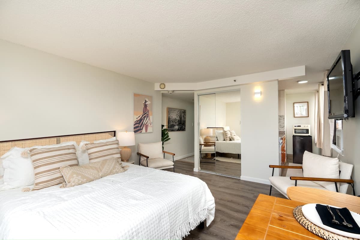 Condo in Honolulu · ★4.76 · 1 bedroom · 1 bed · 1 shared bath - Photo 2
