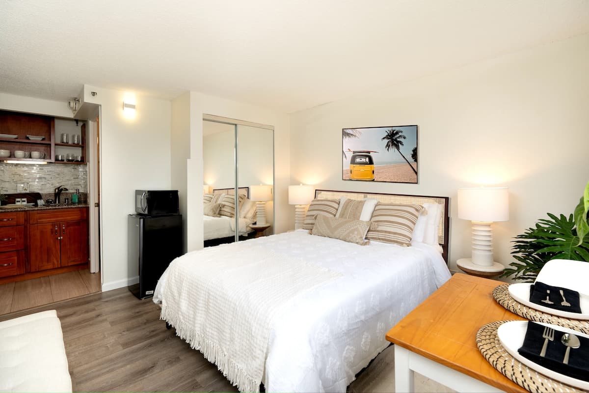Condo in Honolulu · ★4.76 · 1 bedroom · 1 shared bath - Photo 2