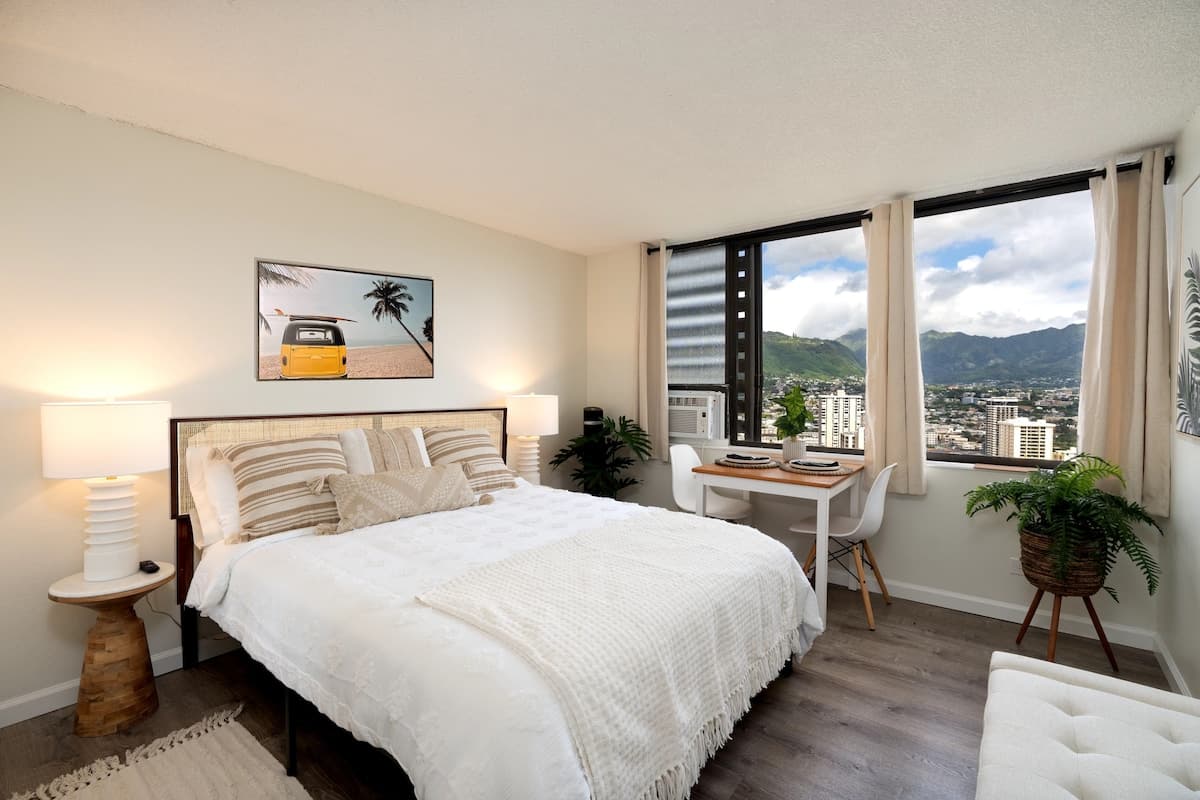 Condo in Honolulu · ★4.76 · 1 bedroom · 1 shared bath - Photo 1