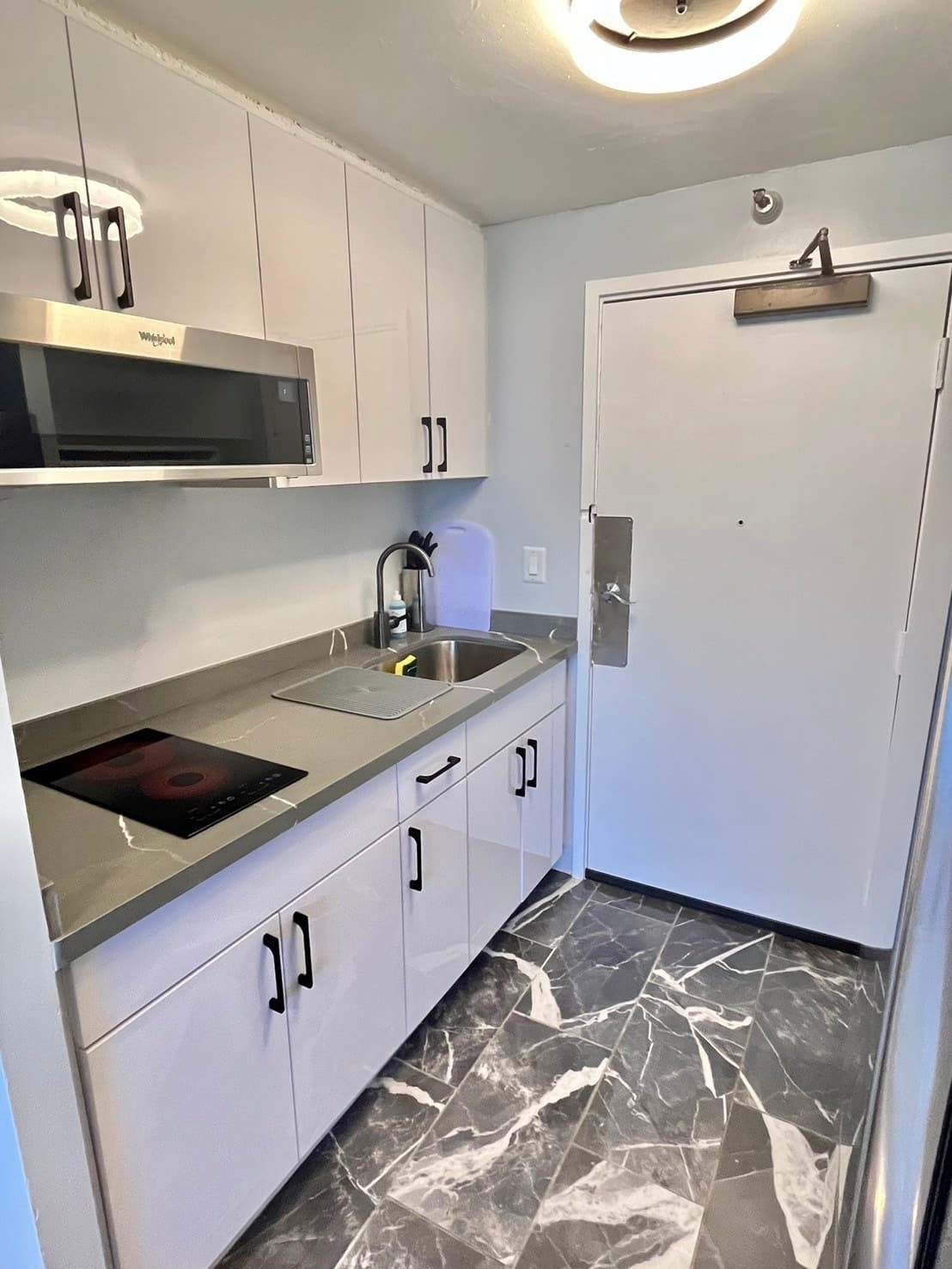 Condo in Honolulu · ★4.77 · 1 bedroom · 2 beds · 1 private bath - Photo 3