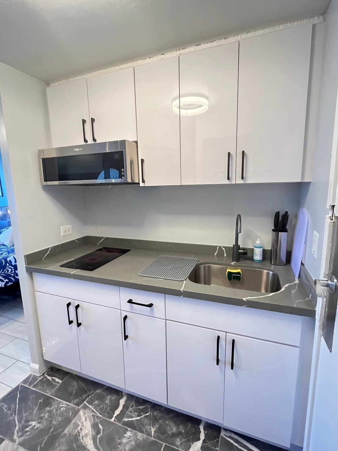 Condo in Honolulu · ★4.77 · 1 bedroom · 2 beds · 1 private bath - Photo 2