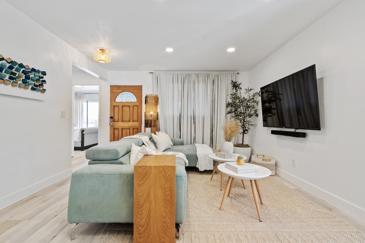 Evergreen Hills Modern Haven, 28+ Night Stays - Photo 3