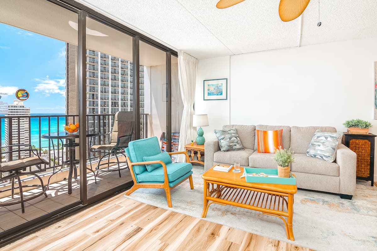 Condo in Honolulu · ★4.82 · 1 bedroom · 2 beds · 1 private bath - Photo 2