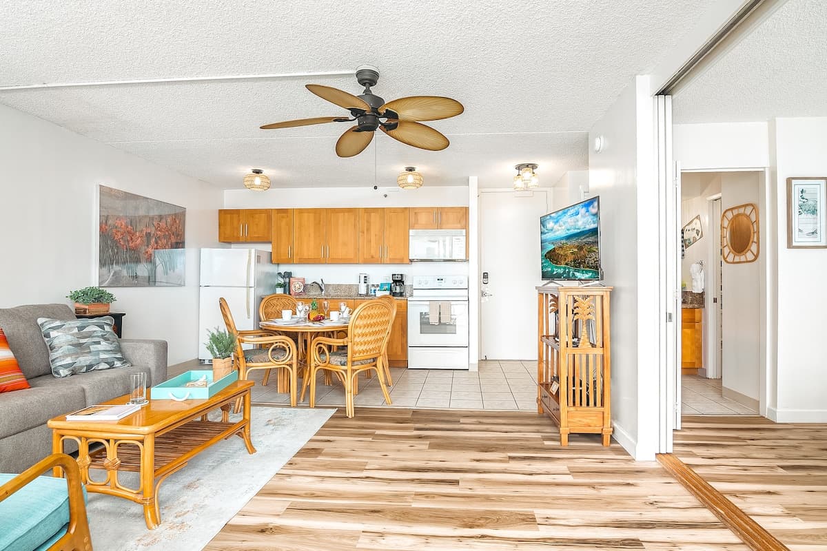 Condo in Honolulu · ★4.82 · 1 bedroom · 2 beds · 1 private bath - Photo 4