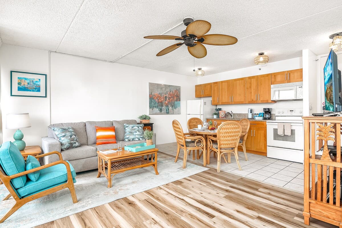 Condo in Honolulu · ★4.82 · 1 bedroom · 2 beds · 1 private bath - Photo 5