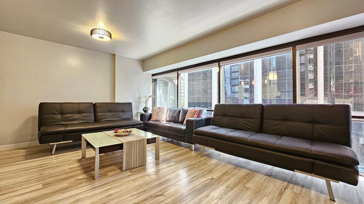 Free Parking, Cozy & Convenient - Photo 3