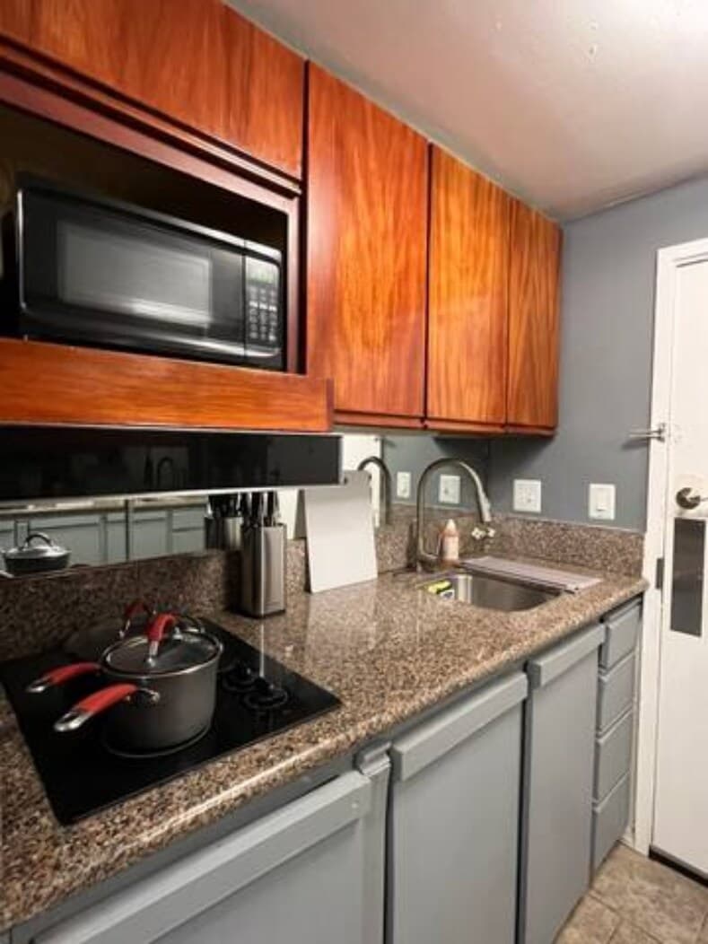 Condo in Honolulu · ★4.71 · 1 bedroom · 2 beds · 1 private bath - Photo 3