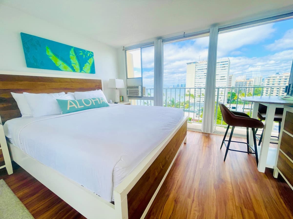 Condo in Honolulu · ★4.91 · Studio · 1 bed - Photo 5