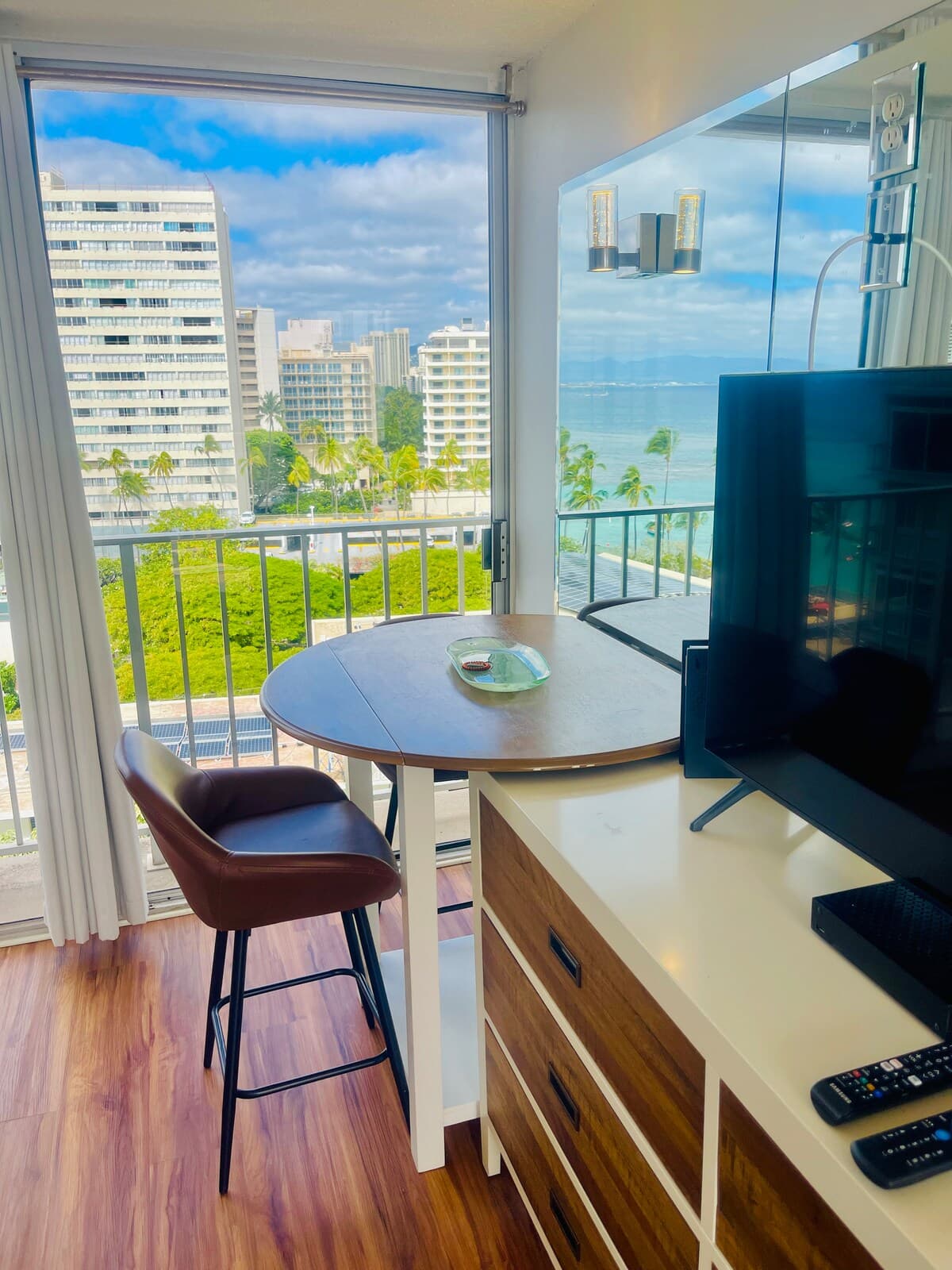 Condo in Honolulu · ★4.91 · Studio · 1 bed - Photo 4
