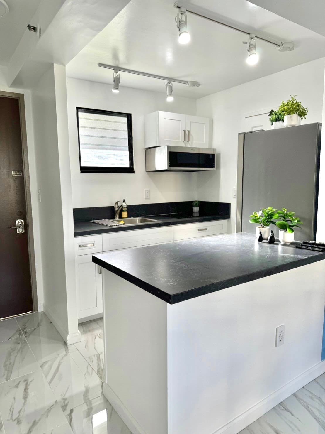 Condo in Honolulu · ★4.63 · Studio · 2 beds · 1 private bath - Photo 5