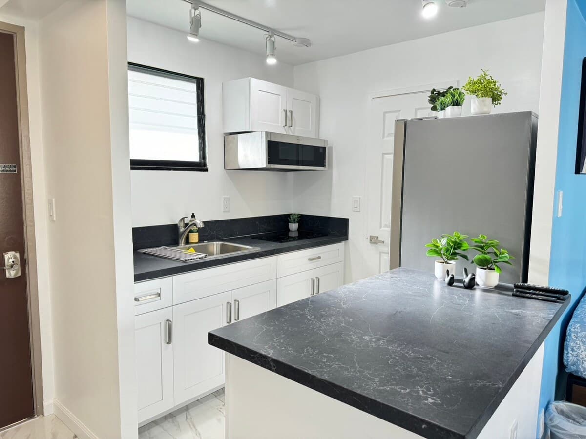 Condo in Honolulu · ★4.62 · Studio · 2 beds · 1 private bath - Photo 3