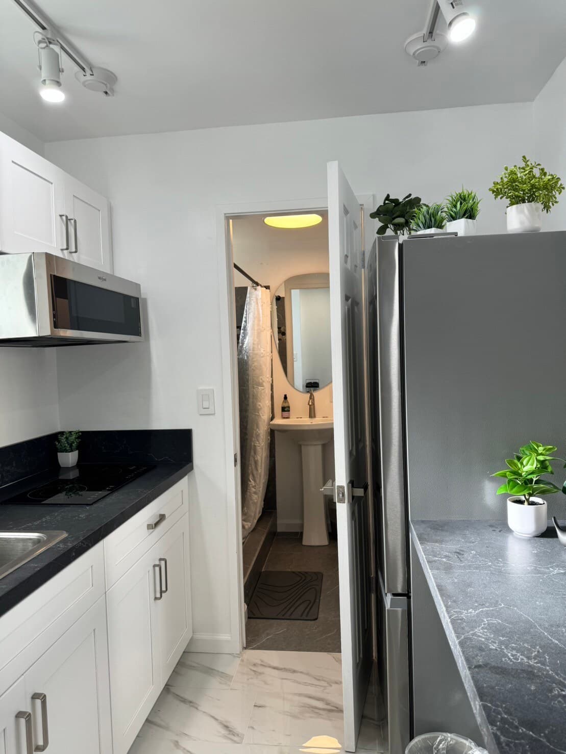 Condo in Honolulu · ★4.62 · Studio · 2 beds · 1 private bath - Photo 5