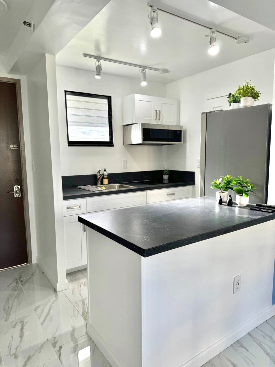 Condo in Honolulu · ★4.62 · Studio · 2 beds · 1 private bath - Photo 4