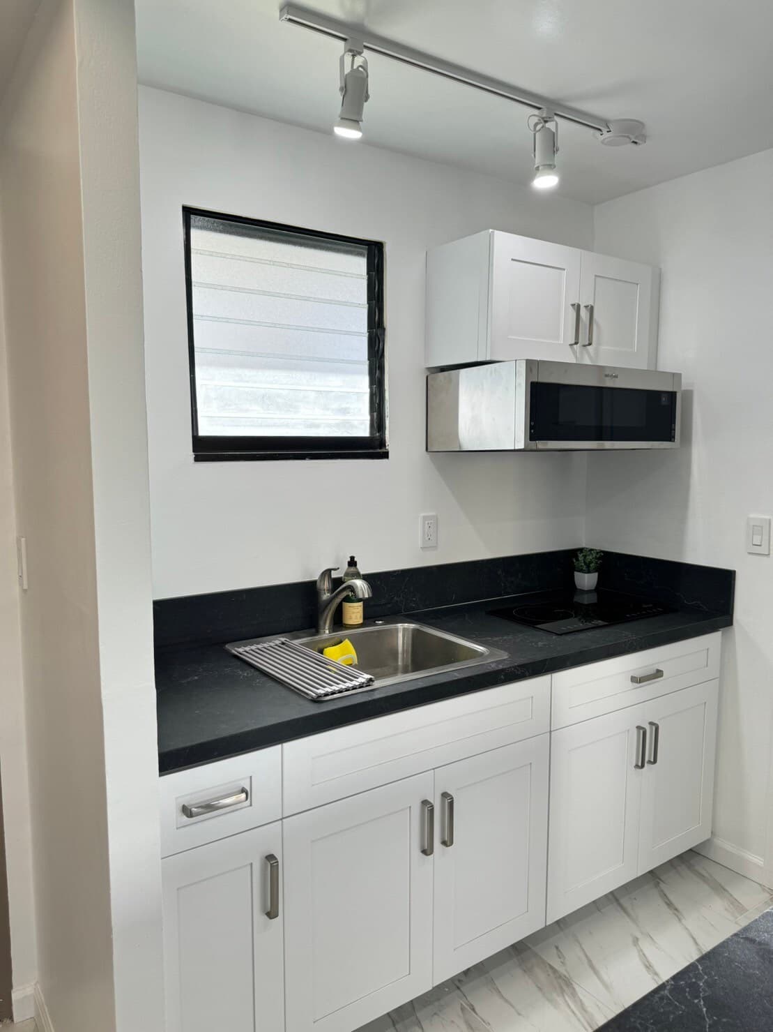 Condo in Honolulu · ★4.69 · Studio · 2 beds · 1 shared bath - Photo 5
