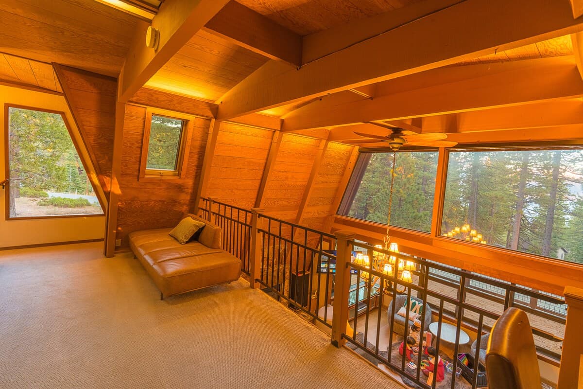 Cabin in Incline Village · ★4.83 · 3 bedrooms · 4 beds · 2 private baths - Photo 4