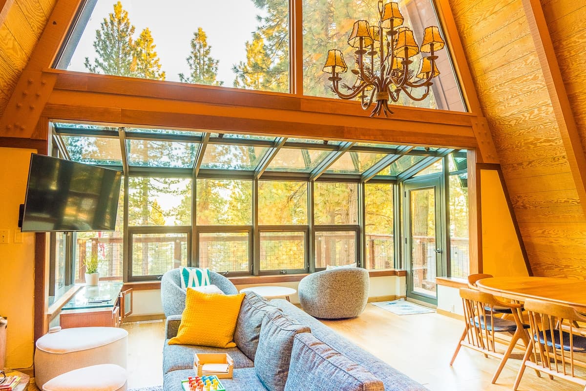 Cabin in Incline Village · ★4.83 · 3 bedrooms · 4 beds · 2 private baths - Photo 3
