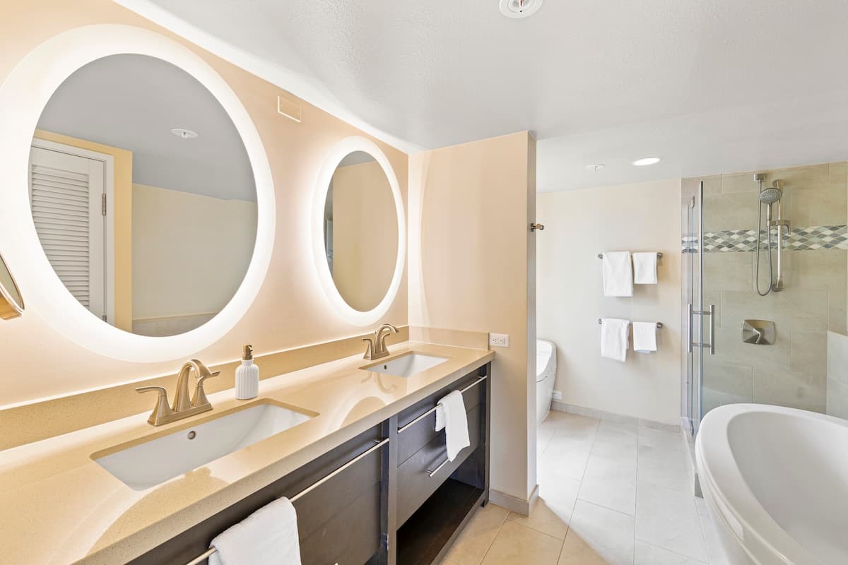 Oceanfront Condo W Free Valet Parking & Balcony - Photo 3