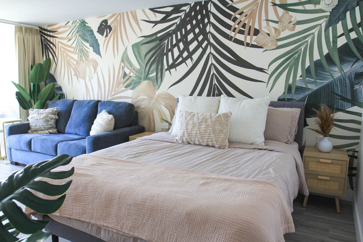 Condo in Honolulu · ★4.87 · Studio · 1 bed · 1 private bath - Photo 1