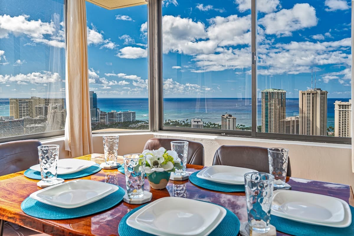 Condo in Honolulu · ★4.88 · 2 bedrooms · 4 beds · 2 private baths - Photo 1