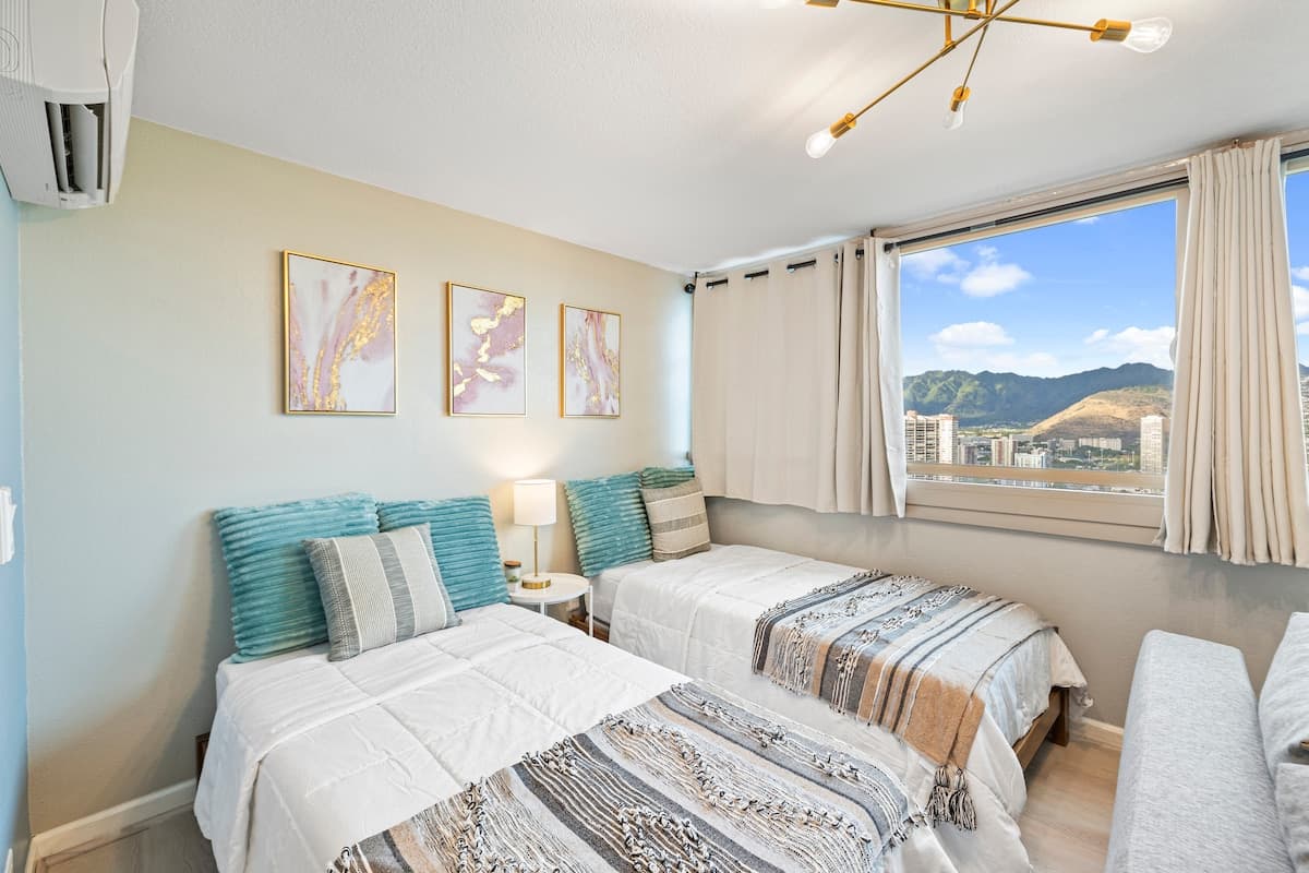 Condo in Honolulu · ★4.86 · 1 bedroom · 4 beds · 1 shared bath - Photo 4
