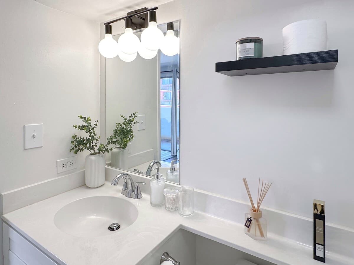 Condo in Honolulu · ★4.94 · Studio · 2 beds · 1 shared bath - Photo 3