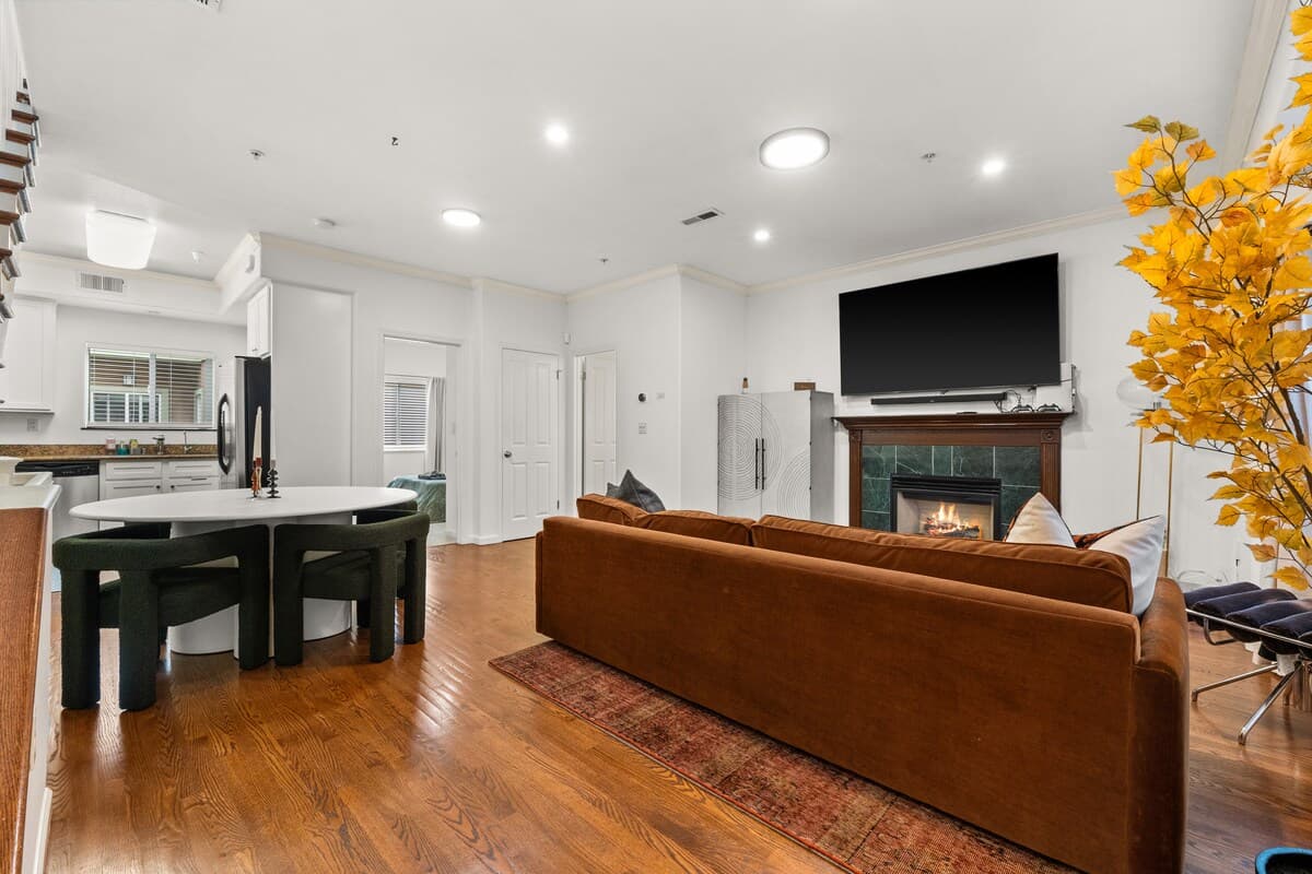 Menlo Park Gated Townhome, King Beds, Garage - Photo 4