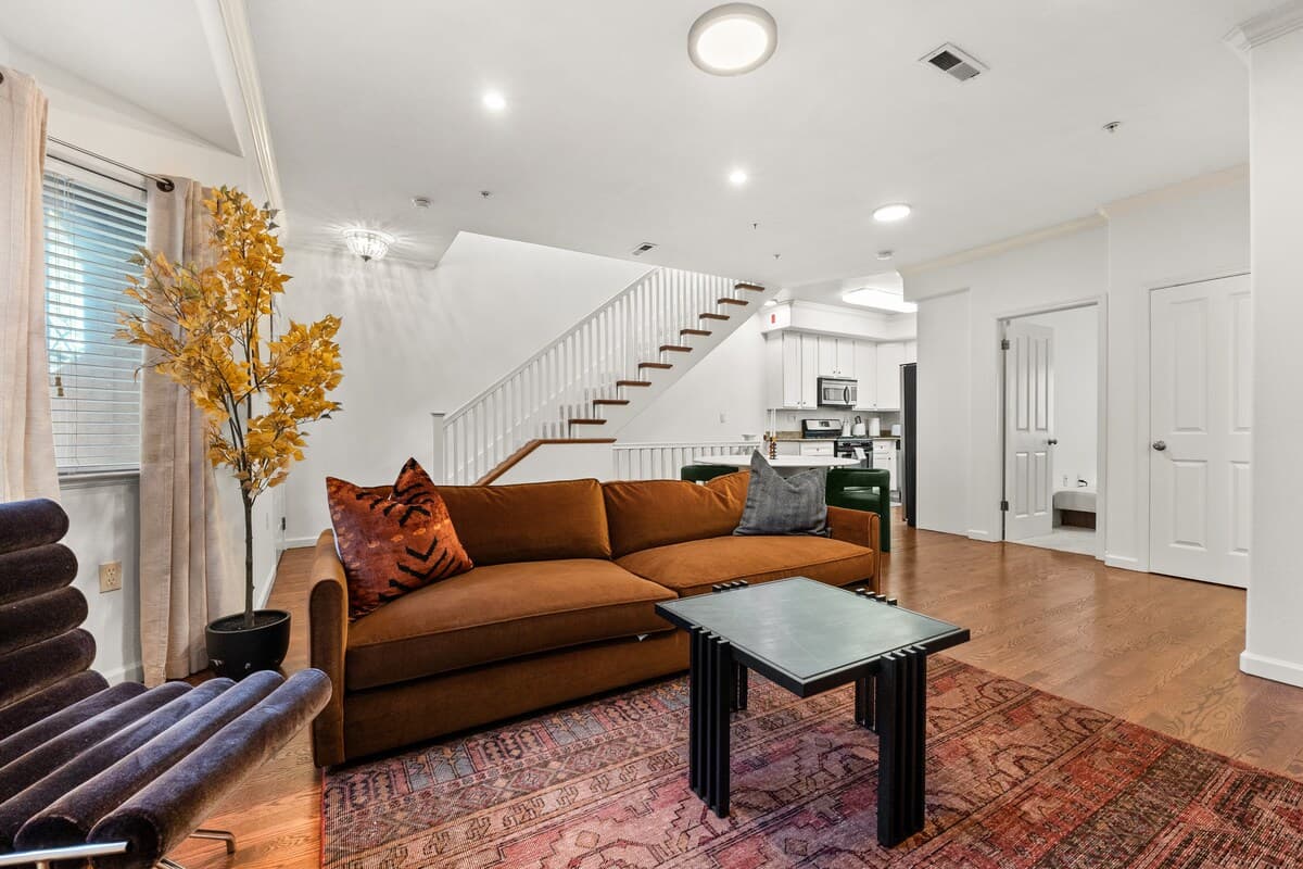 Menlo Park Gated Townhome, King Beds, Garage - Photo 2