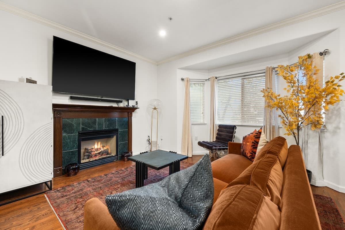 Menlo Park Gated Townhome, King Beds, Garage - Photo 3