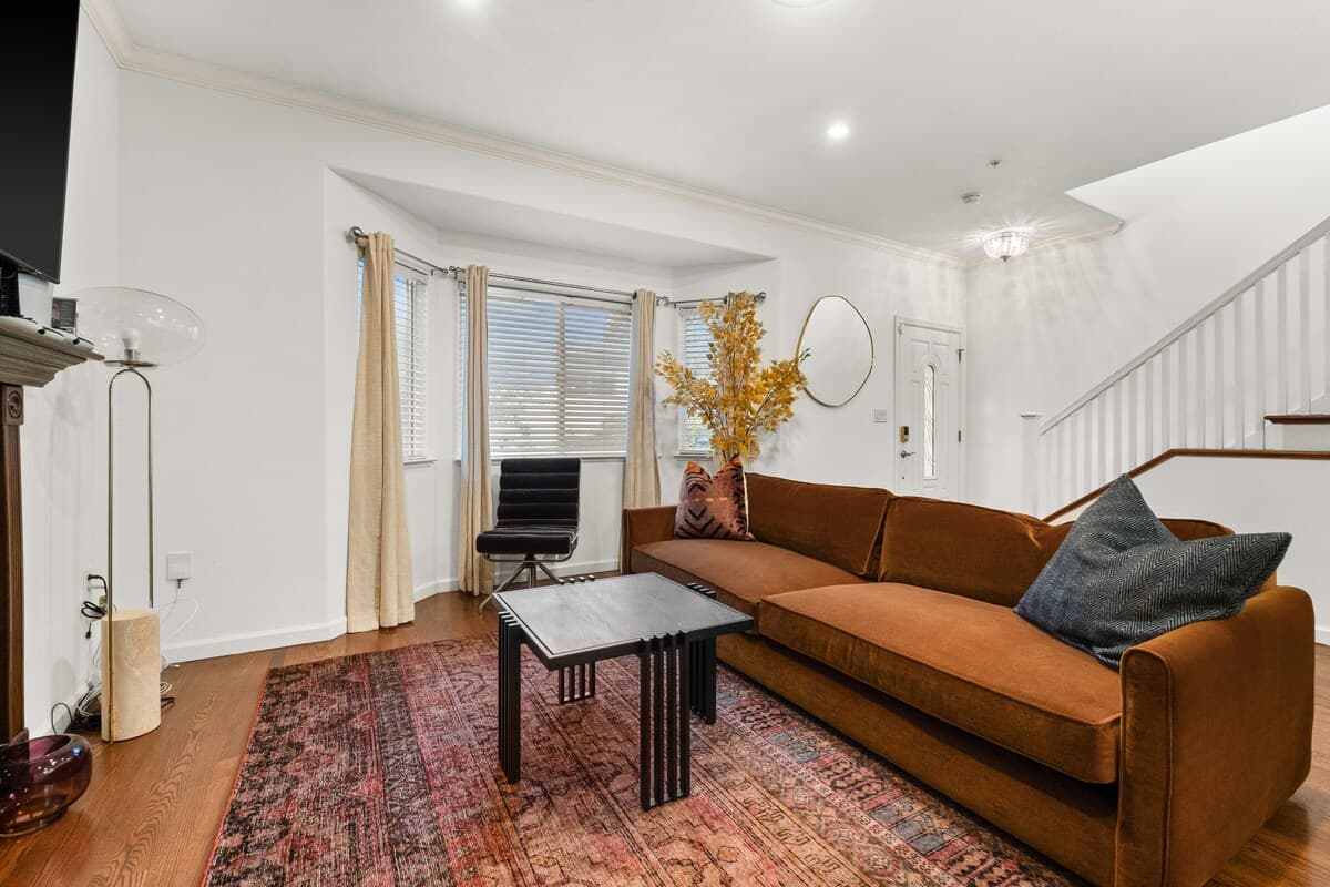 Menlo Park Gated Townhome, King Beds, Garage - Photo 5