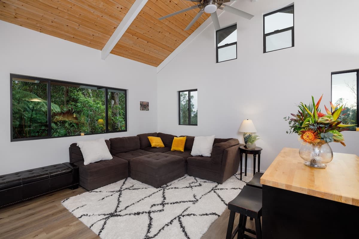 Guesthouse in Kailua-Kona · ★4.95 · 2 bedrooms · 2 beds · 1 shared bath - Photo 1