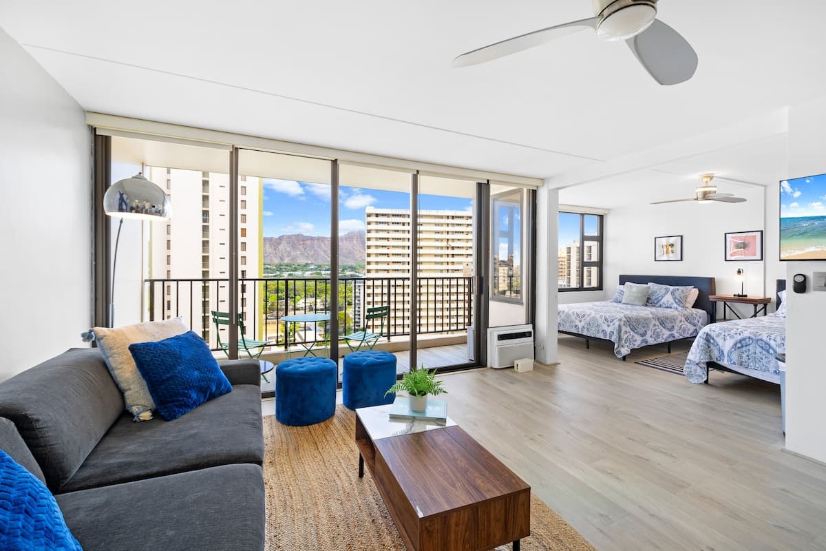 Condo in Honolulu · ★4.96 · 1 bedroom · 3 beds · 1 private bath - Photo 5
