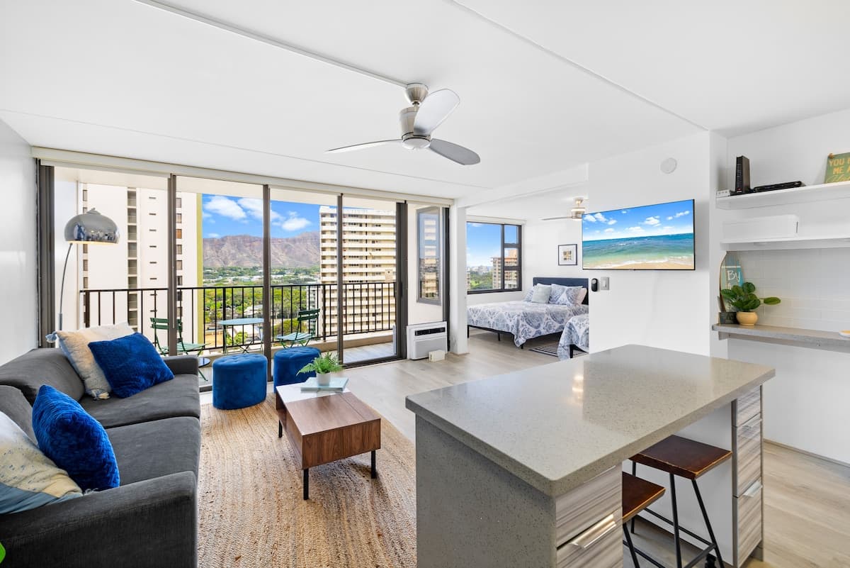 Condo in Honolulu · ★4.96 · 1 bedroom · 3 beds · 1 private bath - Photo 4