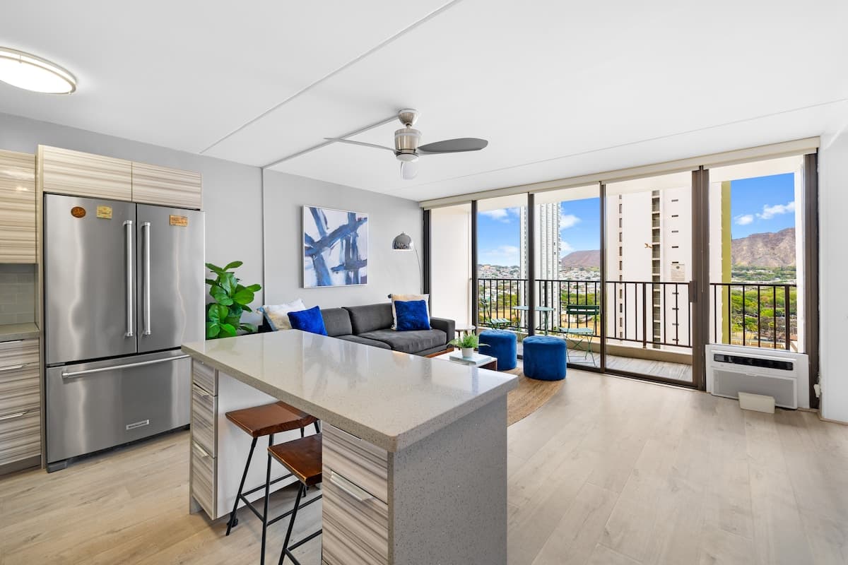 Condo in Honolulu · ★4.96 · 1 bedroom · 3 beds · 1 private bath - Photo 3
