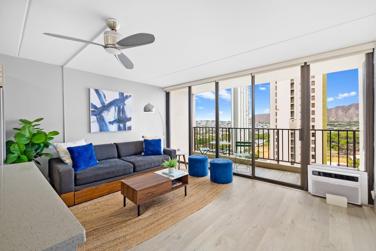 Condo in Honolulu · ★4.96 · 1 bedroom · 3 beds · 1 private bath - Photo 2