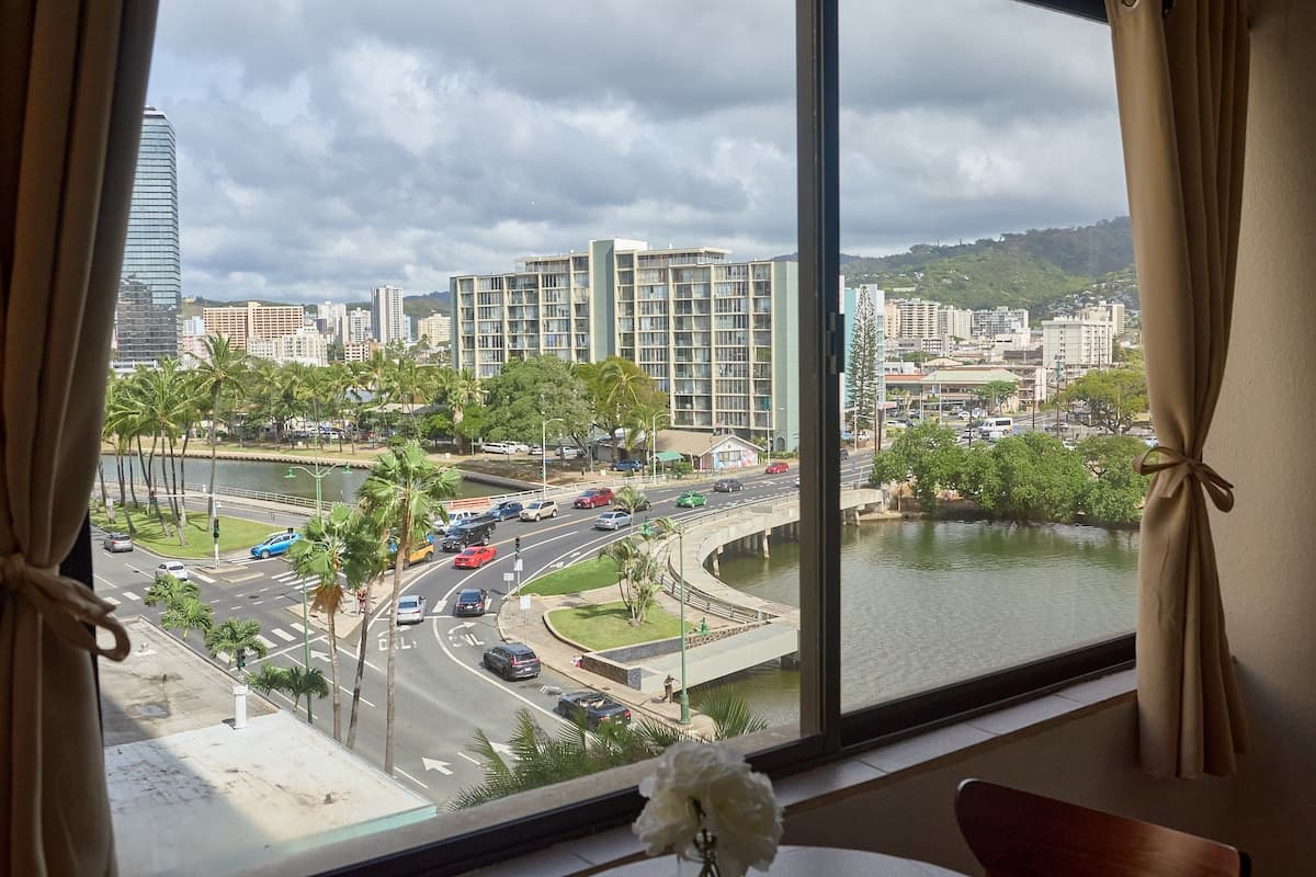 Condo in Honolulu · ★4.71 · Studio · 1 bed · 1 private bath - Photo 3